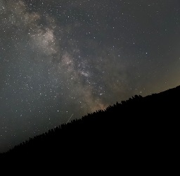 Milky Way over a ridge in Snoqualmie